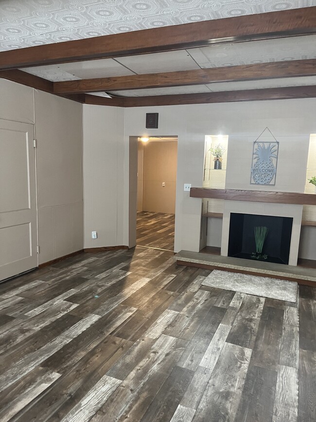 Unit 5 -2 Bedroom - 402 S Memorial Dr