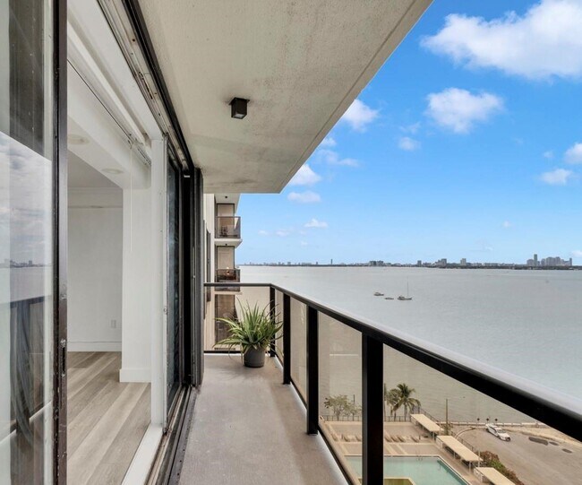 Foto del edificio - 600 NE 36th St