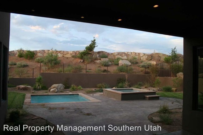 Building Photo - 1648 W Red Cloud Dr