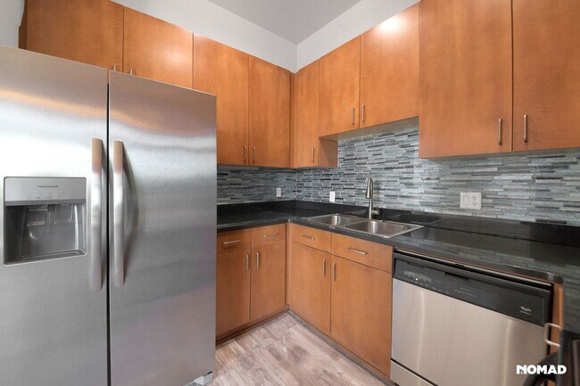Foto del edificio - Two each: Bed, Bath, Parking, Storage Unit...
