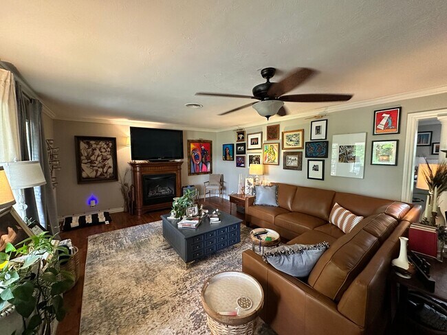 Foto del edificio - For Rent: Spacious 3 Bed + Office Home wit...