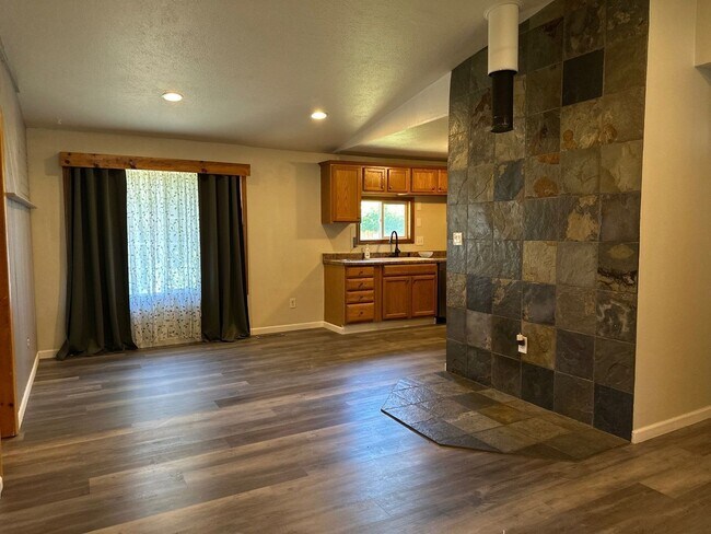 Building Photo - 4321 Myrtlewood Dr
