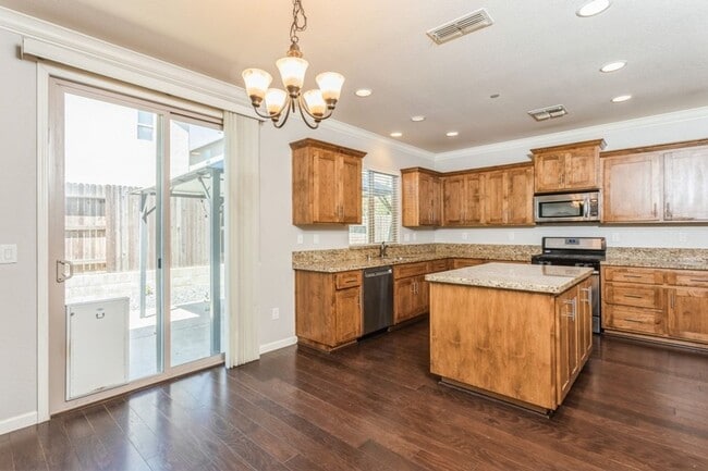 Building Photo - Gorgeous Roseville Home in Gated Community!