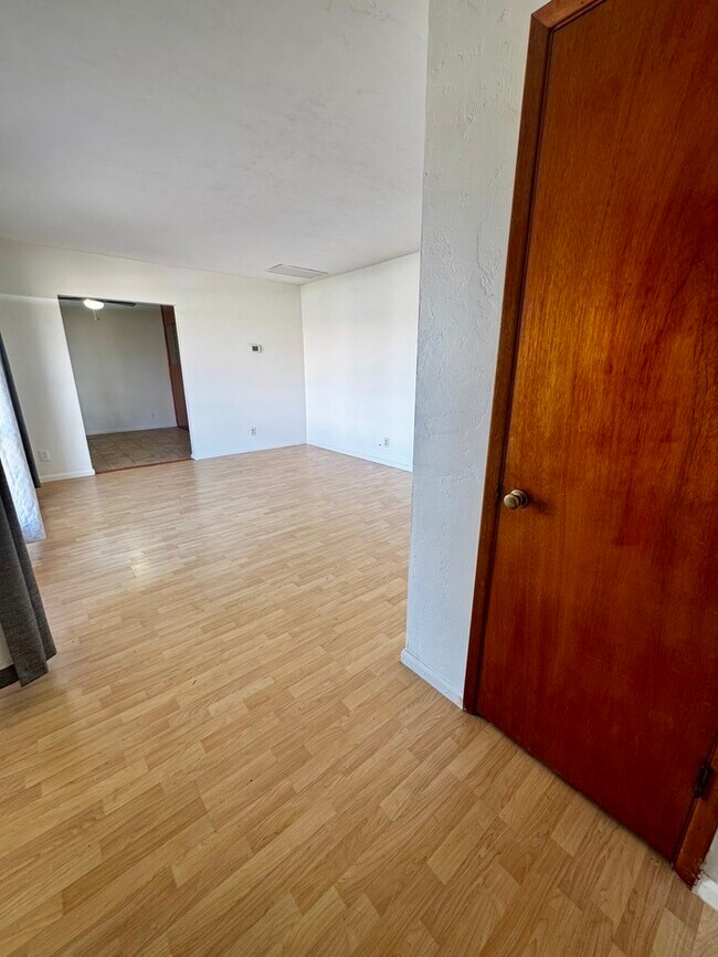 Foto del edificio - FOR RENT