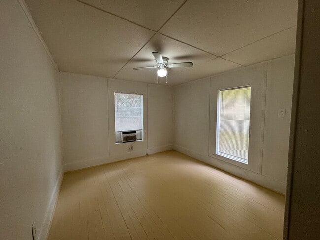Building Photo - 434 E Tillman Ave
