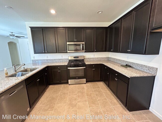 Foto del edificio - 3 br, 2 bath House - 3818 W. Rialto