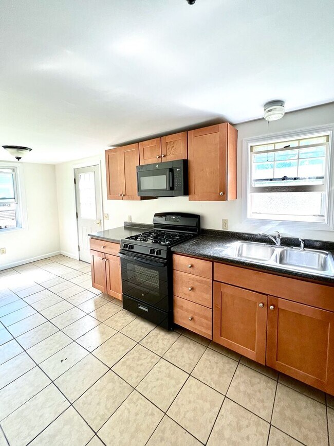 Building Photo - 5-Bedroom, 2-Bath Home Near UVM