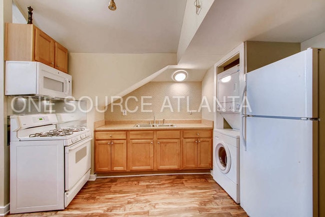 Building Photo - 939 Sylvan Pl SW