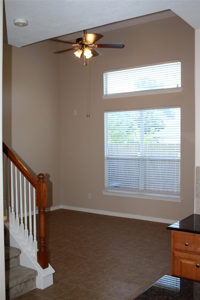 Foto del edificio - 919 Sterling Creek Cir