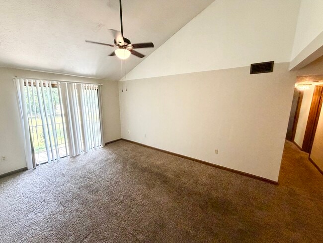Building Photo - 20 Knights Cove