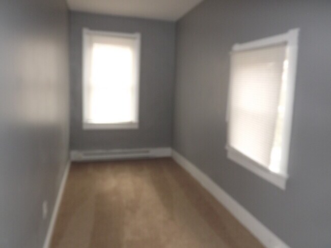 Building Photo - Updated 2 Bedroom Townhome