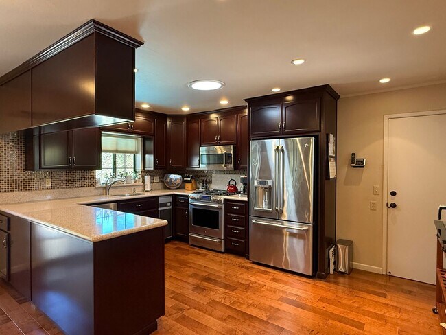 Foto del edificio - Spacious 4-Bedroom Home, Cupertino Schools...