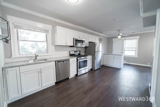 Building Photo - 921 W Winona St