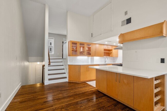 Building Photo - 420 Medford St
