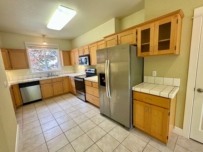 Building Photo - Spacious and bright 2 bed 2.5 bath Townhouse