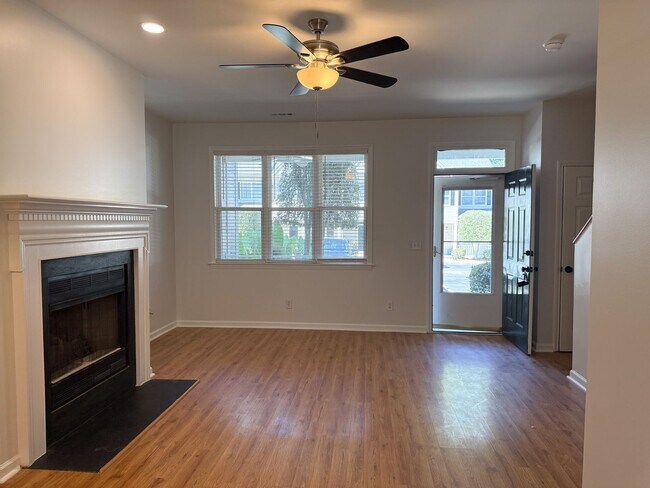 Foto del edificio - Newly Updated Townhome with Minutes Walk t...
