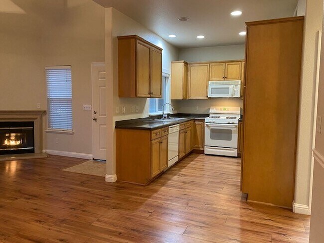 Foto del edificio - AVAILABLE NOW! Roseville 2 bed/2.5 bath, 2 Story Townhome!