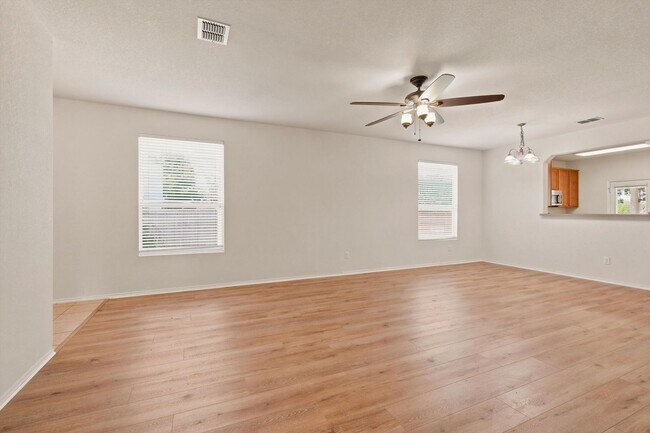 Foto del edificio - New LVP Flooring & Large Backyard in Schertz