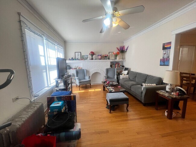 Foto del edificio - Lovely and Very Large Ravenswood Manor 1 BR
