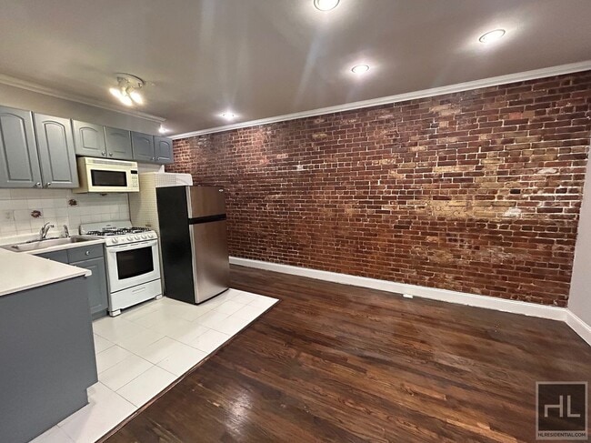 Building Photo - Tenth Avenue