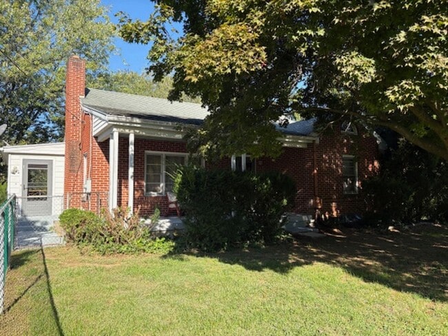 Building Photo - Brick Rancher with large yard near State Line