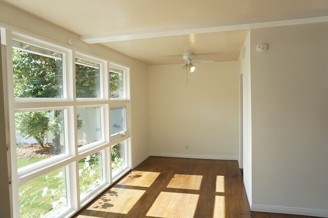 Foto del edificio - 5540 Balboa Blvd