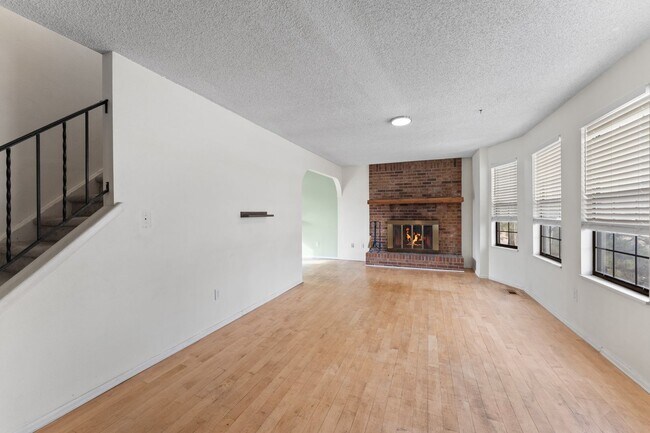 Building Photo - Tri-Level 4 Bed Home Near Ft. Carson