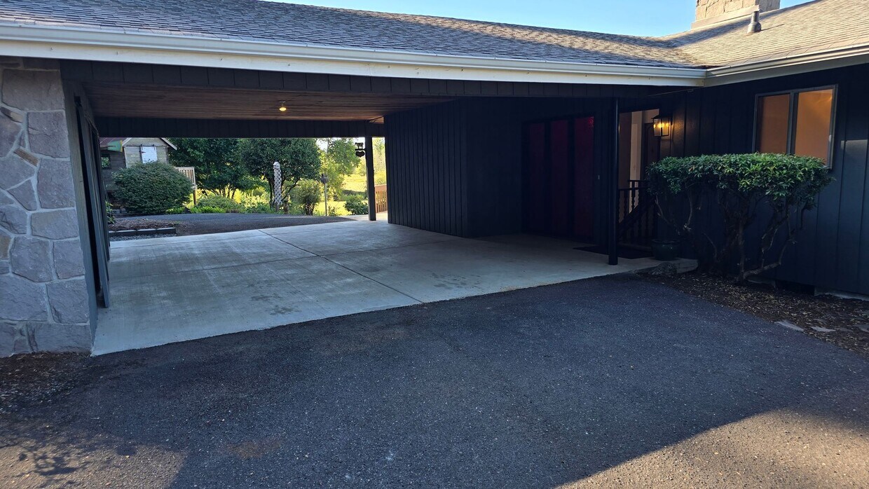 Primary Photo - Beautiful 3 Bedroom Home on Acreage