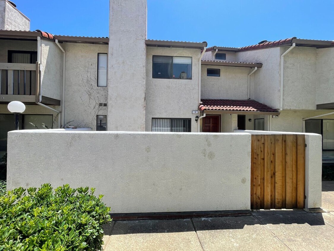 Foto principal - Beautiful Updated 3 Bedroom, 2 1/2 Bath Condo