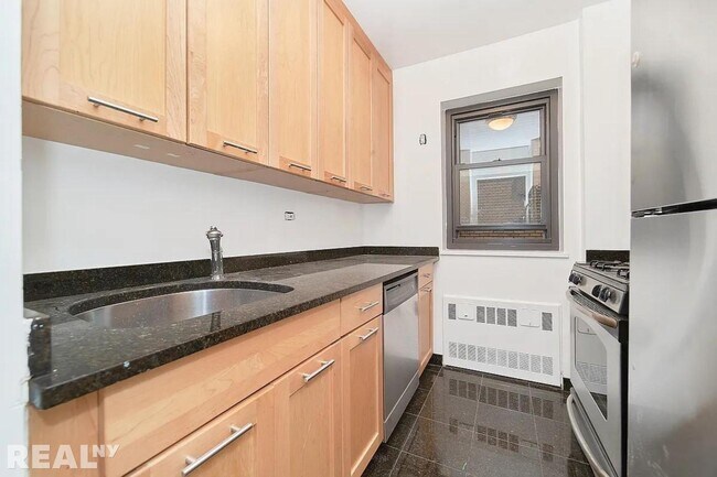 Building Photo - 412 E 55th St