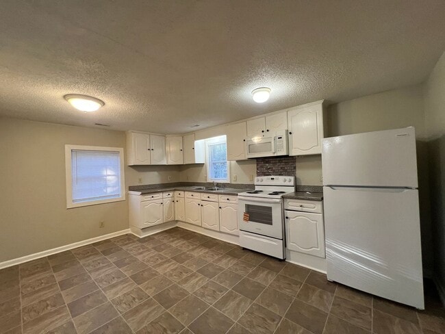 Building Photo - Price reduced!! Move-in Ready**