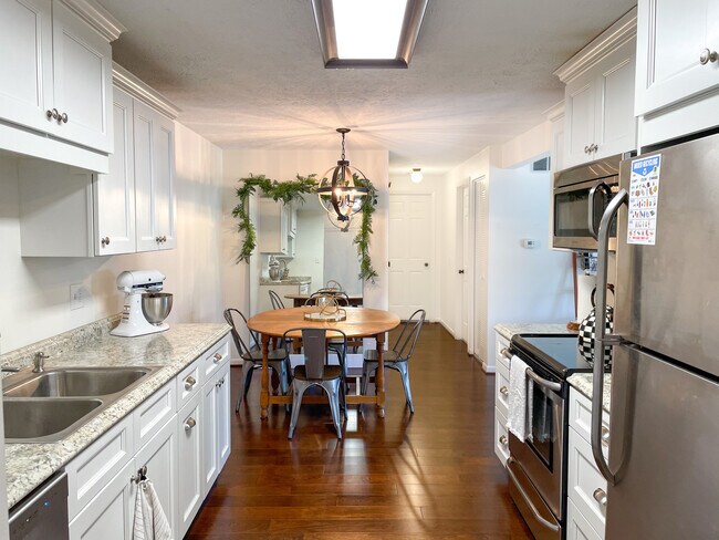 Kitchen and dining room. - 29 Great Wood Ct