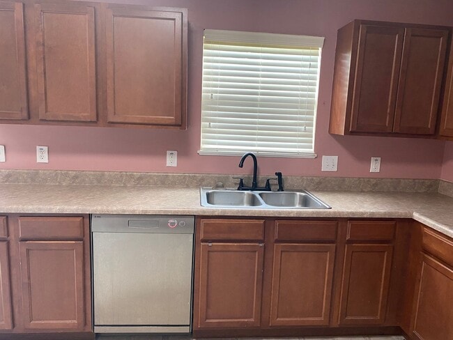 Building Photo - Beautiful 4 Bedroom