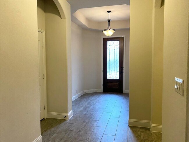 Building Photo - 913 Foxglove Dr