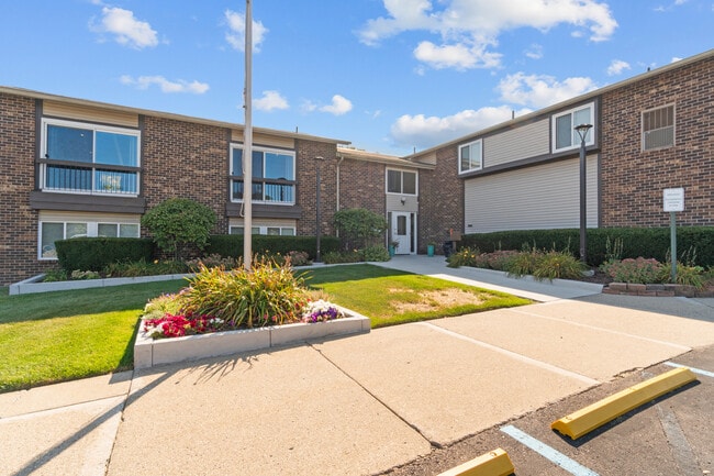 Building Photo - Chestnut Lake