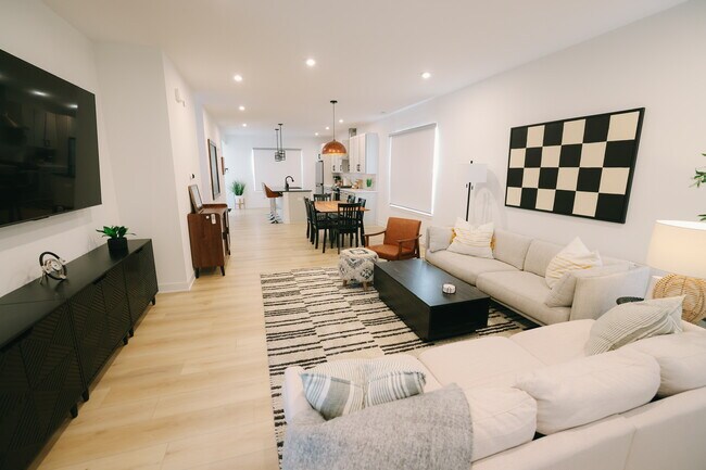 Foto del edificio - 1061 W 18th St