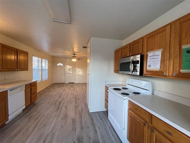 Building Photo - Cozy 2 Bedroom and 2 bathroom duplex for rent in Saginaw!