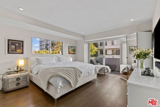 Foto del edificio - 838 N Doheny Dr