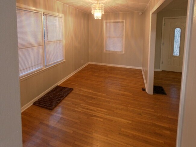 Foto del edificio - 310 E Market St