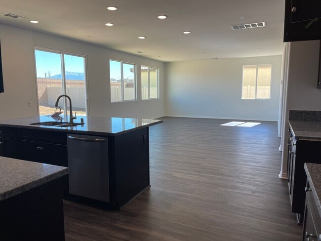Building Photo - Newly Built 5 Bedroom in Beaumont
