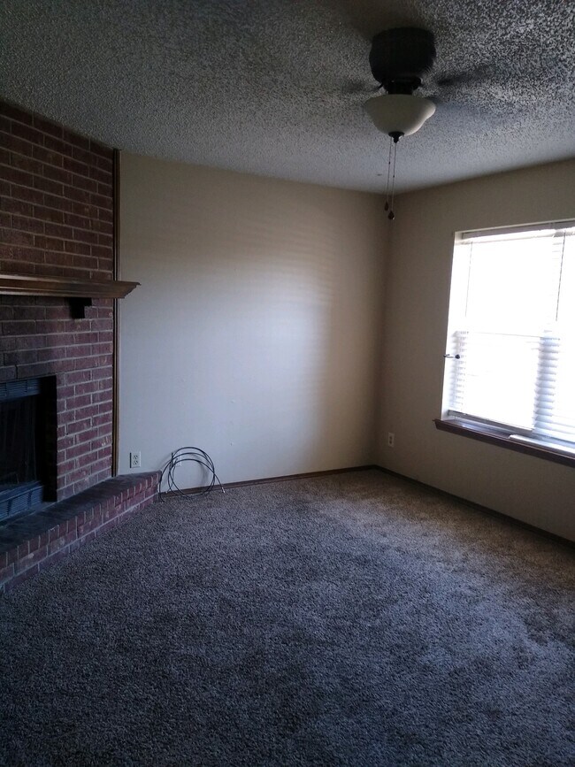 Building Photo - 644 Earthside Dr