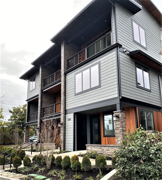 East Side has views of Dillard and Coburg Hills - 2380 Willamette St