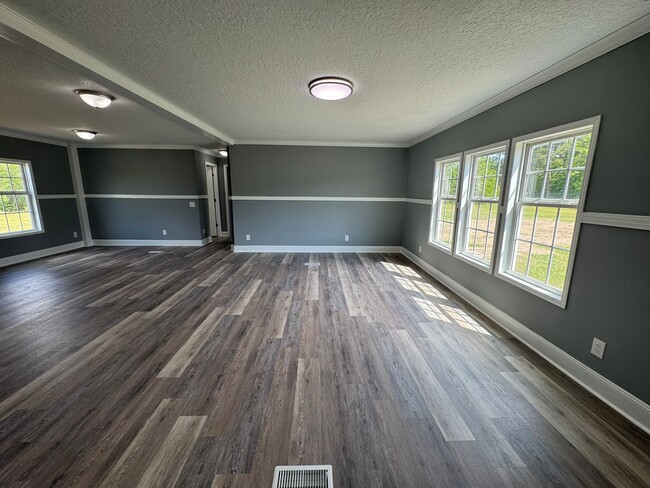 Building Photo - Loris - 3 Bedroom / 2 Bathroom Manufacture...