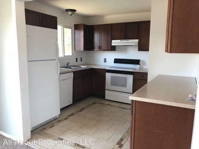 Building Photo - 3 br, 1 bath House - 901 Elm Street