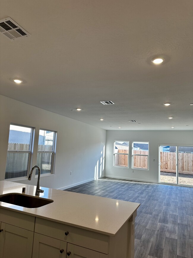 Building Photo - 6131 E Giavanna Ave