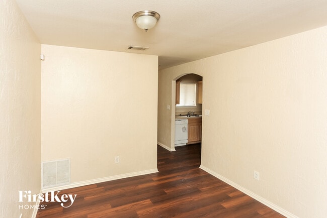 Foto del edificio - 5305 Jordan Ridge Dr
