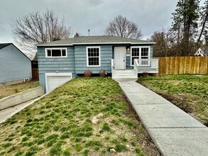 Building Photo - 704 W 15th Ave