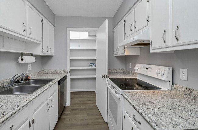 Building Photo - Walkable Downtown Lexington Living in Shadow Moss | Ground-Floor 2BR Retreat - Water sewer & tras...