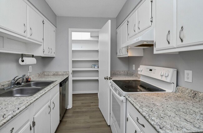 Foto del edificio - Walkable Downtown Lexington Living in Shadow Moss | Ground-Floor 2BR Retreat - Water sewer & tras...