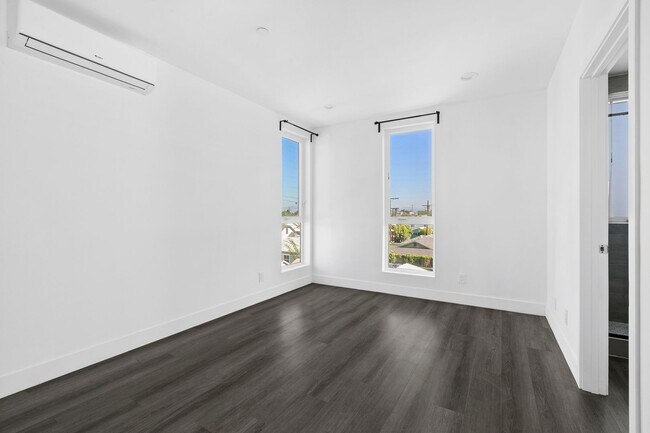 Building Photo - 228th